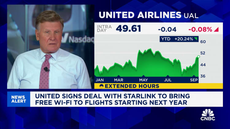 United Airlines signs deal with Starlink to bring free Wi-Fi to flights starting next year