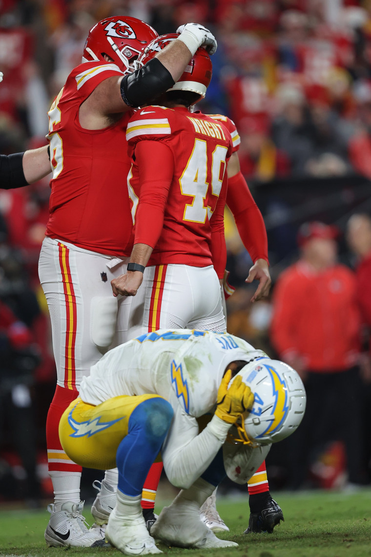 Matthew Wright #49 of the Kansas City Chiefs celebrates the game winning field goal in front of Troy Dye #43.