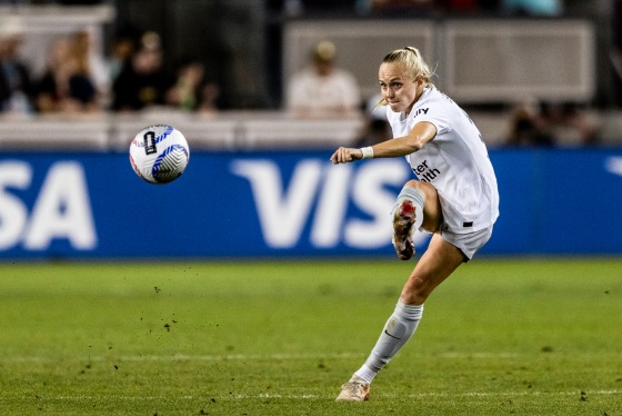 250130-national-womens-soccer-league-vl-237p-096944-1 Penelope Hocking kicks the soccer ball on the field