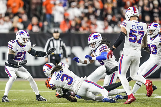 230104-damar-hamlin-tackle-ew-545p-8bb46b-1 Image: Cincinnati Bengals wide receiver Tee Higgins (85) collides with Buffalo Bills safety Damar Hamlin (3) during the first half of an NFL football game on Jan. 2, 2023, in Cincinnati.