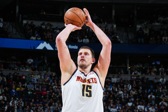 250402-nikola-jokic-vl-158p-2f777b-1 Nikola Jokic aims to throw a basketball on the court