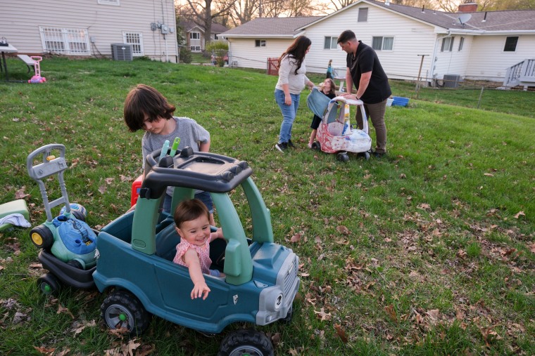 250417-pregnant-women-military-insurance-tricare-audrey-simmons-family-1-se-219a-944945 Audrey Simmons and Brandon Keaton play with their children at their home in Kansas City, Missouri on April 9, 2025.