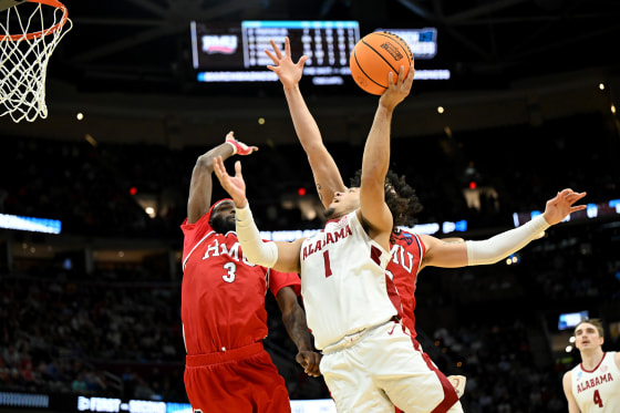 50321-ncaa-alabama-se-310p-9027d2-1 Mark Sears #1 of the Alabama Crimson Tide shoots the ball against Amarion Dickerson #3 and Ryan Prather Jr. #2 of the Robert Morris Colonials